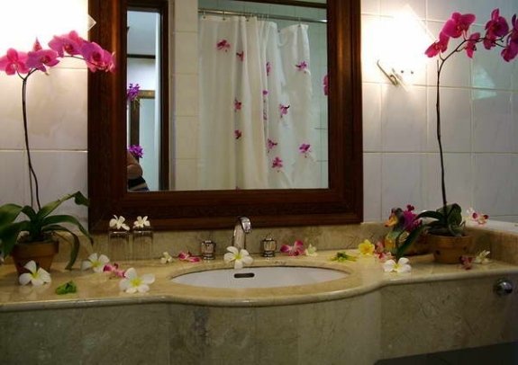 badrum väggdekoration dekor idéer blommor orkidéer