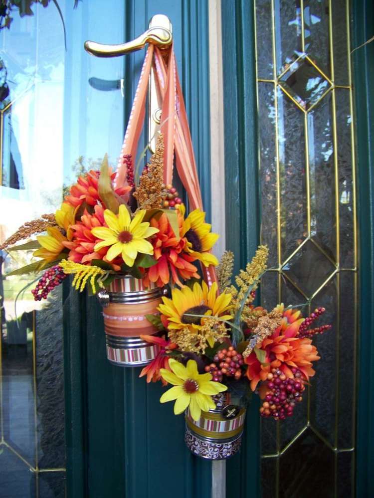 dekoration med höstblommor hängande blomkrukor solrosdörr