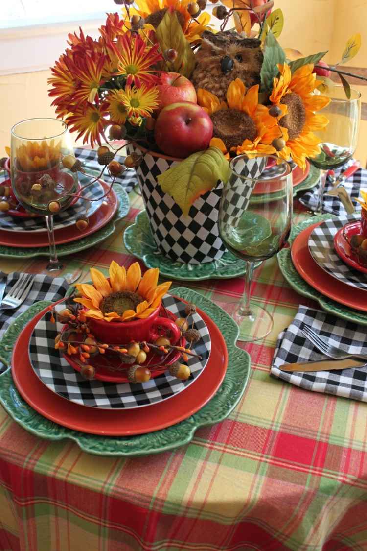 dekoration med höstblommor bordsdekoration rutig tallrik äpplen solros