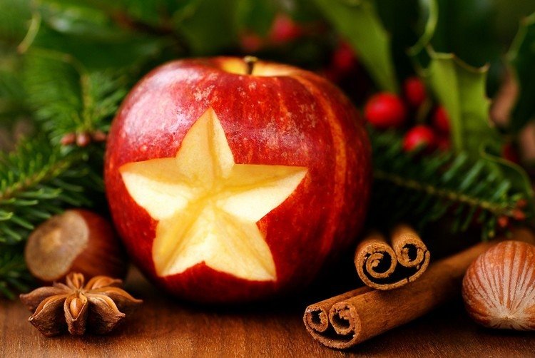 Dekoration med naturmaterial, carvingstjärnor, äpplen och juldekorationer
