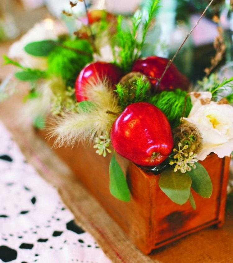 Deko-naturliga material-äpple-vit-ros-bord dekoration idéer