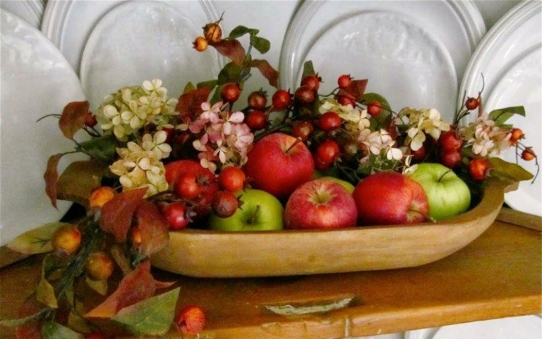 dekoration med naturmaterial äppelbär arrangemangskål rustik
