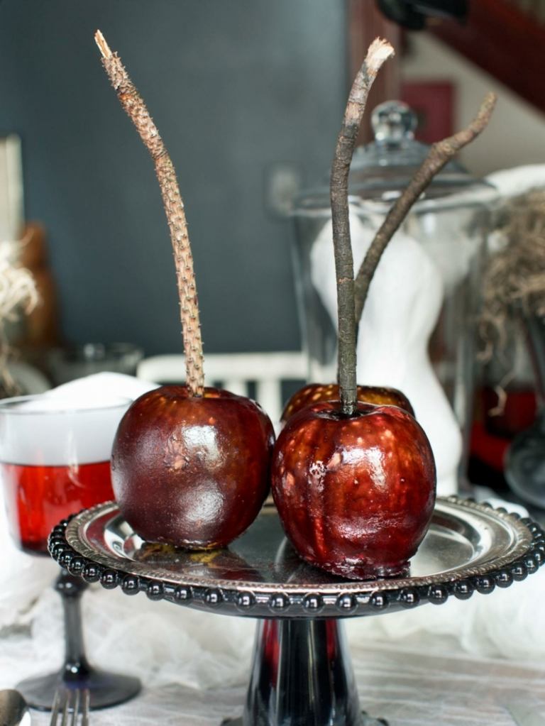 dekoration med naturmaterial kanderat äpple svart halloween idé