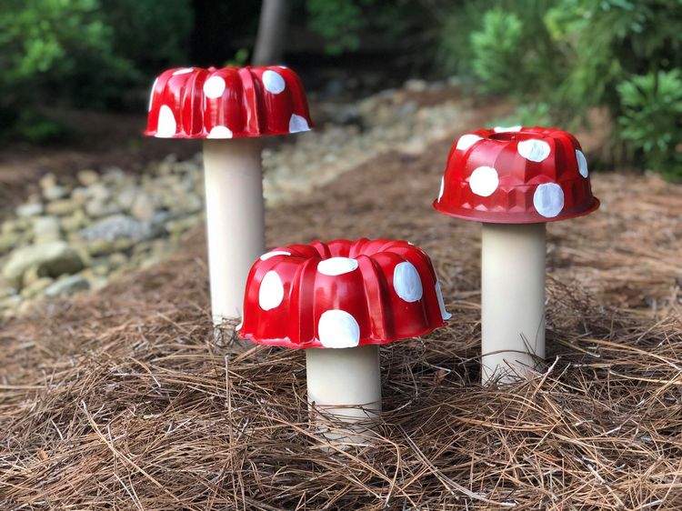 Upcycling idé för dekorativa svampar som trädgårdsdekorationer
