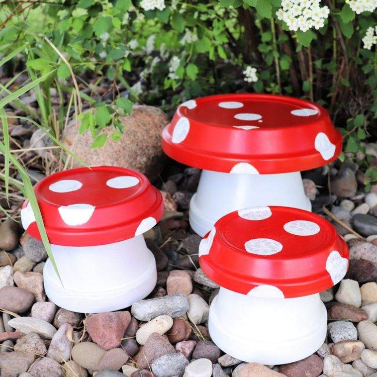 Gör dina egna dekorativa svampar av lerkrukor för trädgården