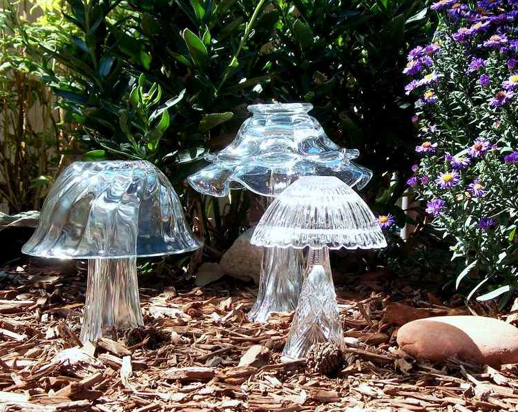 Gör trädgårdsdekorationer svampar själv av glasvaser och skålar