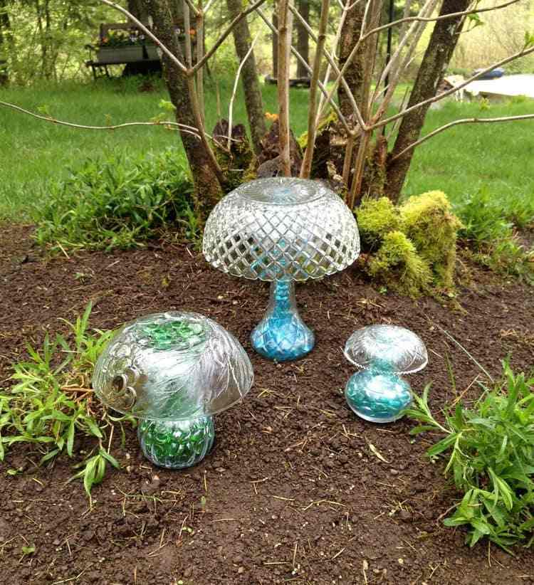Gör dekorativa svampar till trädgården själv av kristallrätter