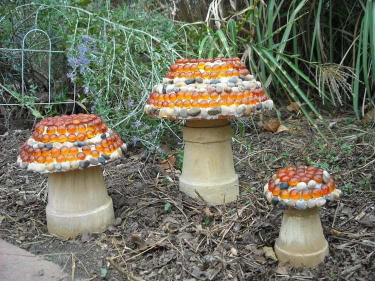 Trädgårdsdekorationer gör svampar från krukor med mosaikdekoration