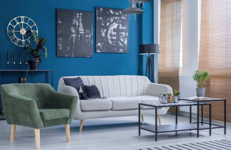 Dekorationstips väggfärg blå vardagsrum accent väggmålning bilder väggklocka ljusstake
