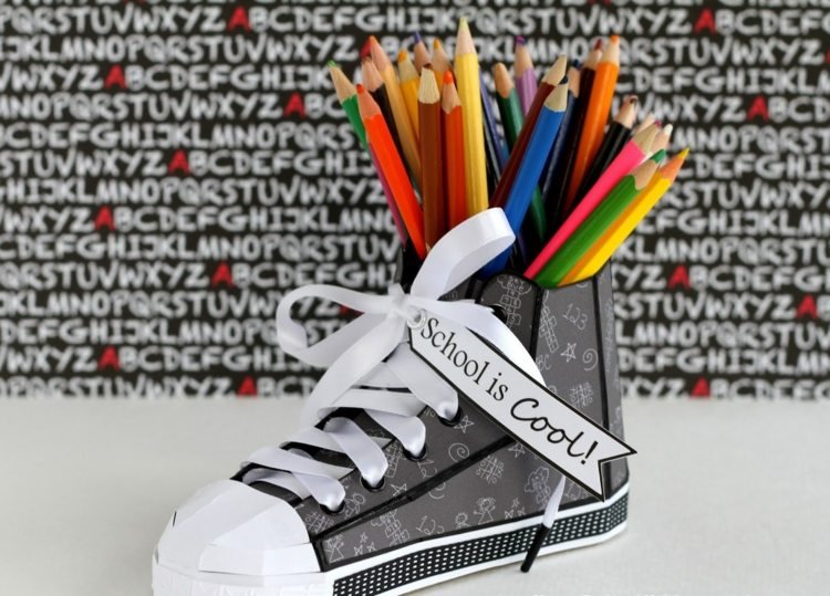 bordsdekoration för skolgång-present-sneakers-pennhållare-färgade pennor