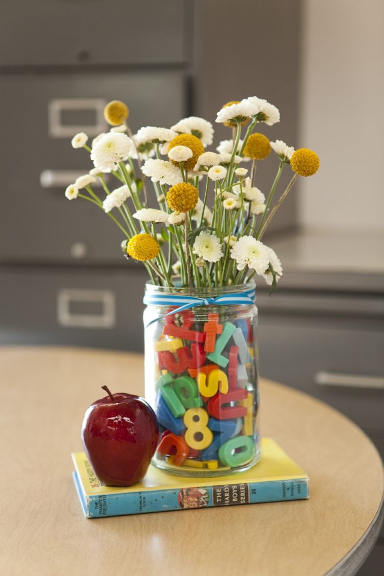 bordsdekoration-skola-skola-vas-magnet-bokstäver-äng-blommor-äpple-bok