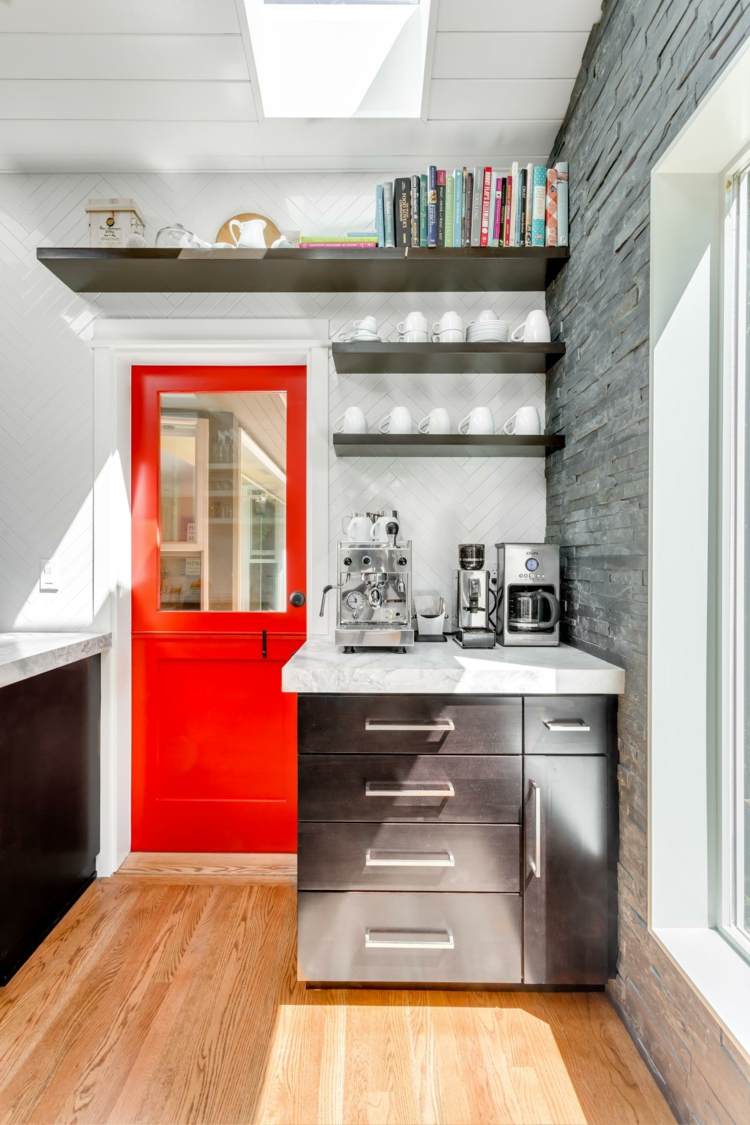 kök färgad dörr röd accent inerieur dekor trender 2018 pinterest