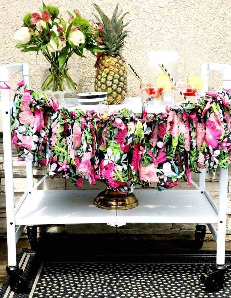 Gör en DIY krans av tyg för din egen tropiska dekoration för sommarfesten