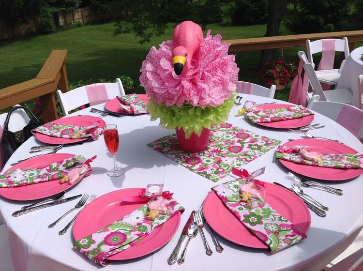 Gör din egen flamingodekoration till sommarfesten med pom poms av silkespapper