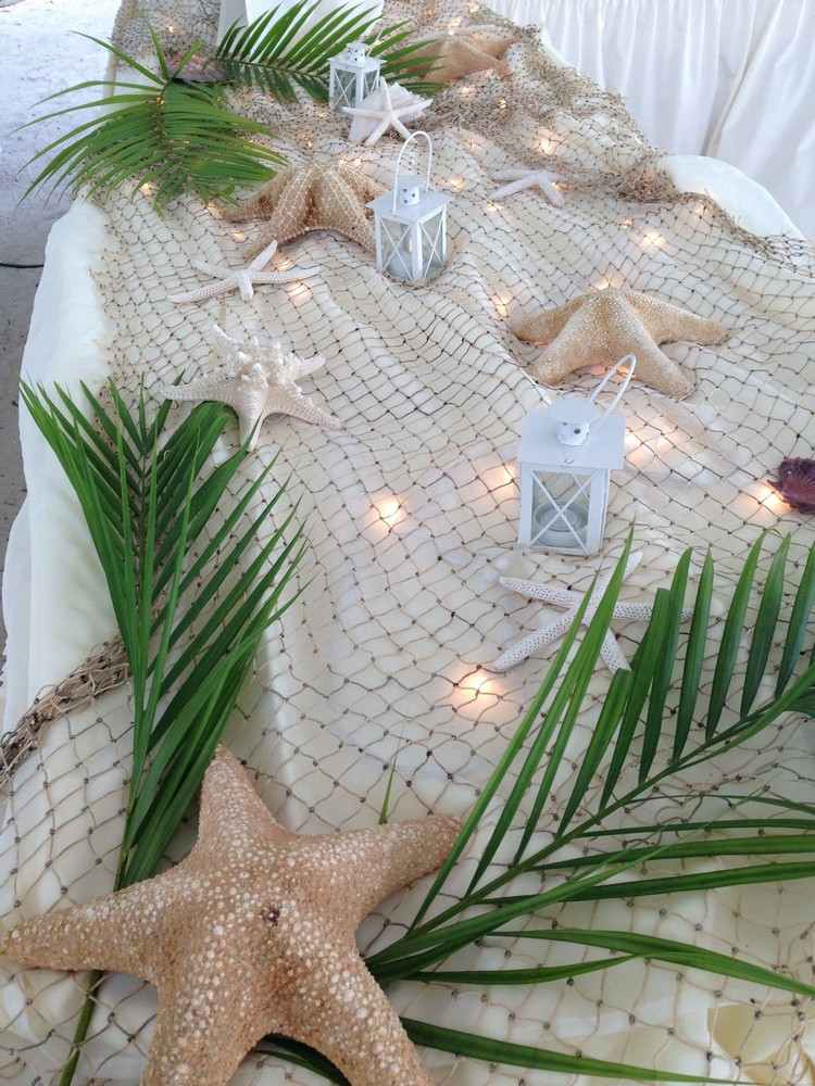Bordsdekoration för sommarfest strand tema nät sjöstjärnor palmblad