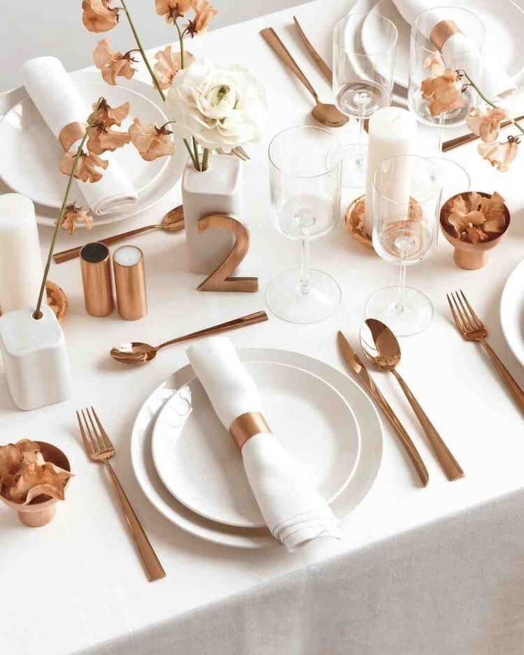 dekoration för bröllopsbordet dekoration-ädla-vita-rätter-koppar-bestick