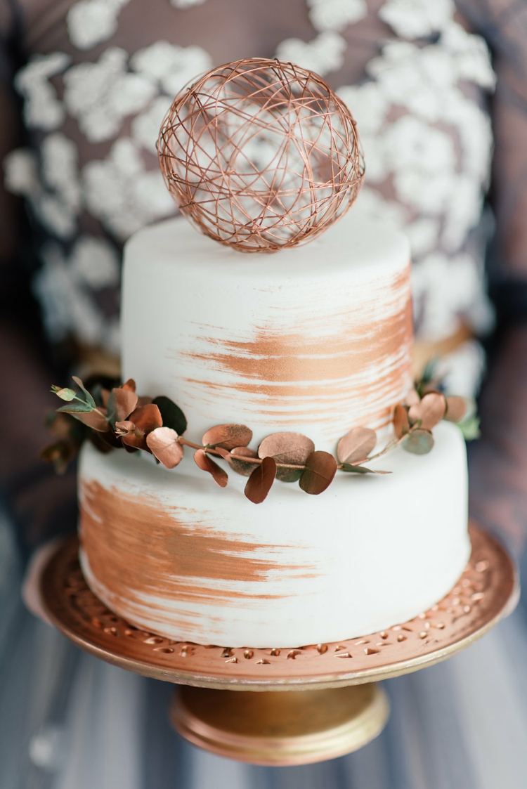 deco-bröllop-tårta-design-koppar-tårta-stå-tårta-tallrik-blad-dekoration