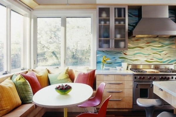 Dekorationsidéer för köket - designa den bakre väggpanelen med en färgglad sittgrupp