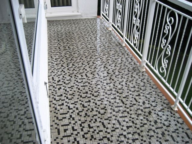 Balkongtäckande-mosaik-medelhavsstil-vit