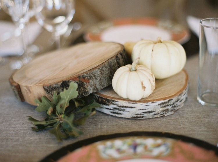 dekoration för höstens träskivor-idé-rustik-vit-pumpa
