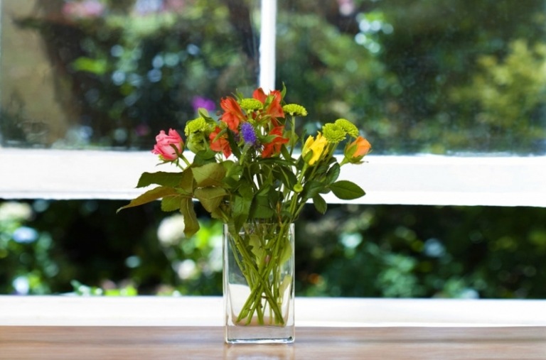dekoration för fönsterbrädan vas färgglada blommor rosor vår