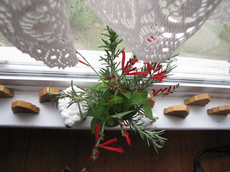 dekoration fönsterbrädan julgran träbukett julidé