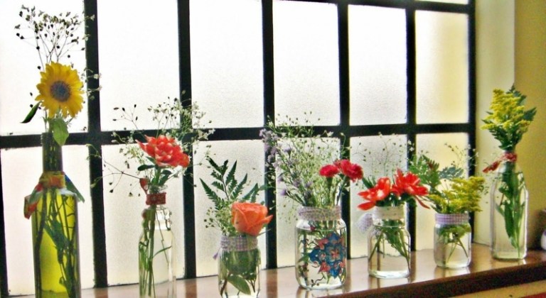 dekoration fönsterbrädans vaser blommor solrosrosor våren ambiente