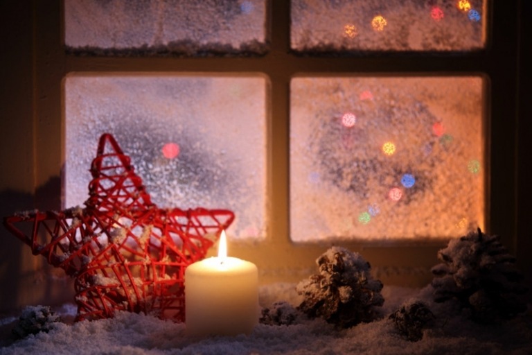 dekoration för fönsterbrädan vinter julstjärna röda kottljus