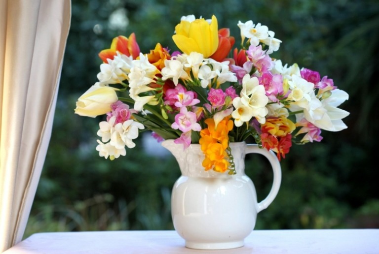 dekoration fönsterbrädan kanna vita vas blommor färgglada romantiska