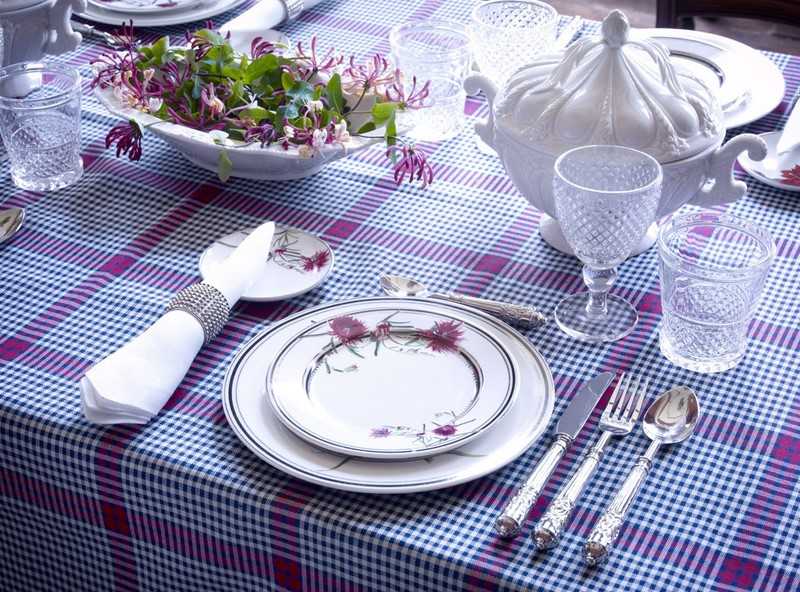 dekoration-vår-lila-blommor-rutig-bordsduk-porslin-set