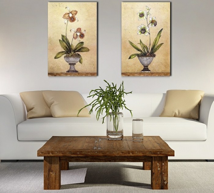 Väggdekoration-med-orkidéer-soffbord-tillverkat av rått trä