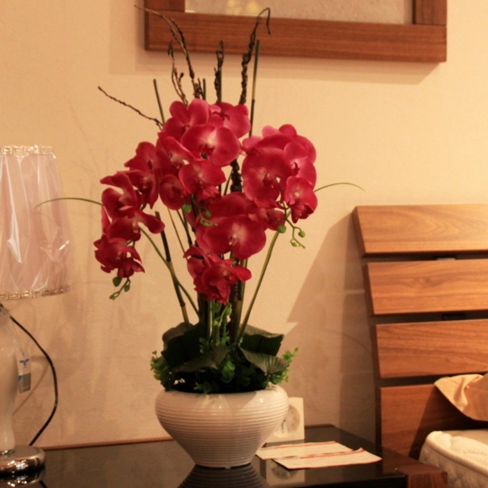I-sovrummet-blomkruka-med-orkidéer