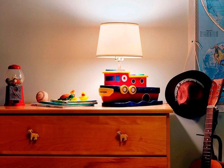 Lampa från gamla leksaker gör idéer för belysning i barnrummet