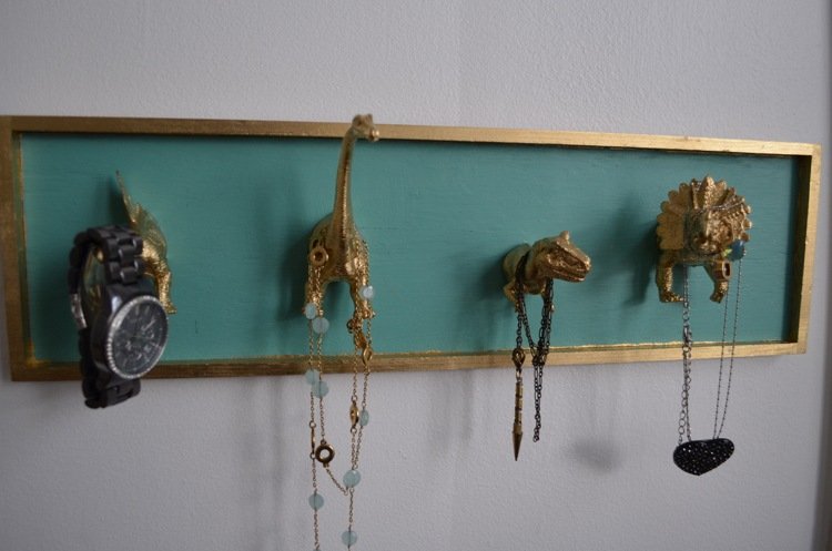 Gör smycken galgar av gamla leksaker, gör upcycling dinosauriefigurer