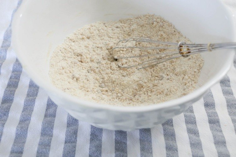 Tillverka med saltdeg på hösten - blanda mjöl och salt till grundreceptet