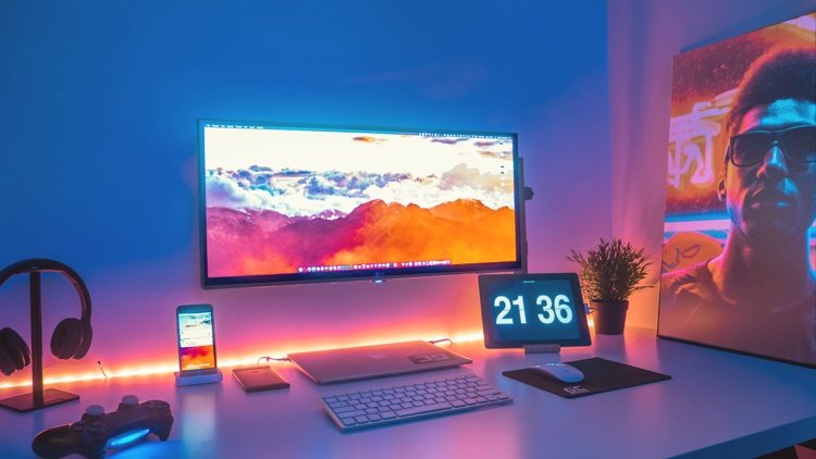 LED -remsor 12V orange fästa vid skrivbordet som omgivande belysning