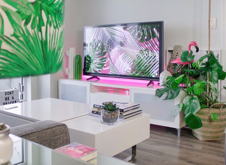Rosa LED -remsor limmade på skänk bakom tv: n i vardagsrummet
