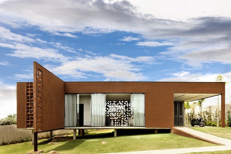 Dekorativ fasaddesign platt tak hus sluttning glasfront