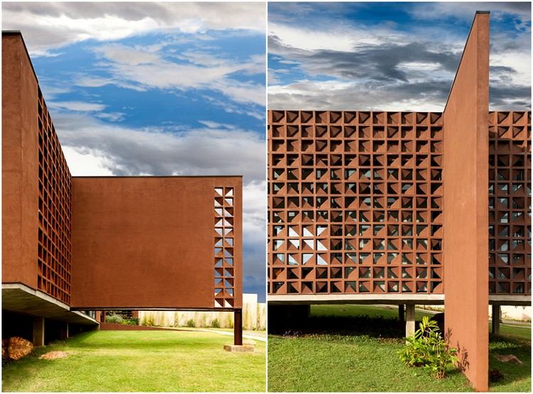 Dekorativ fasaddesign betong-tegel-hål-mönster-fasad