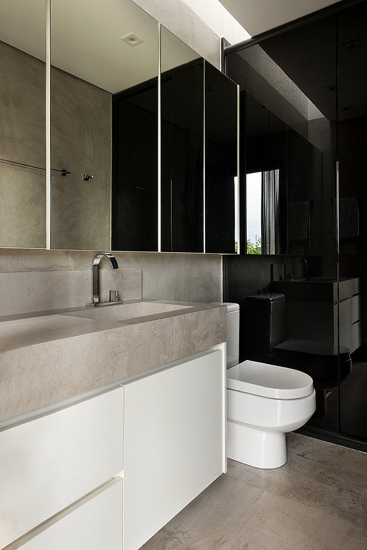minimalistisk-badrum-vit-beige-spegel-indirekt-belysning