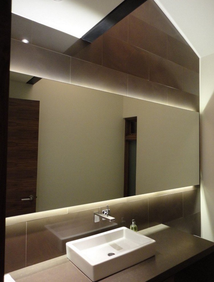 LED-remsor badrum-brun-kakel-spegel-bakgrundsbelysning