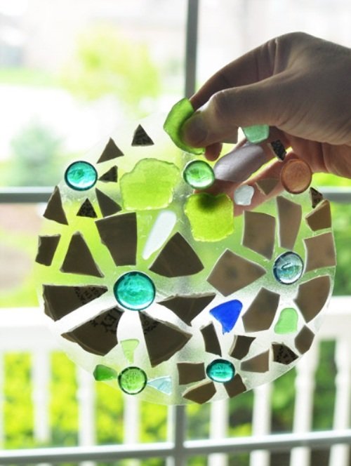 Gör-det-själv-stegstenar med mosaiklim på plast