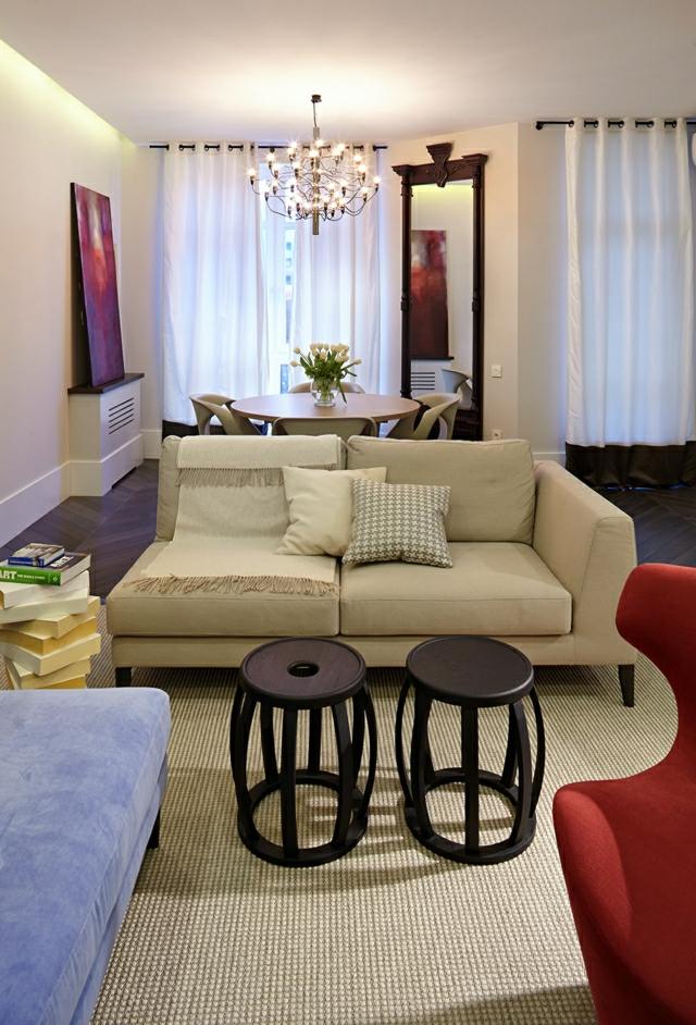 lägenhet dekoration soffbord vita soffa gardiner