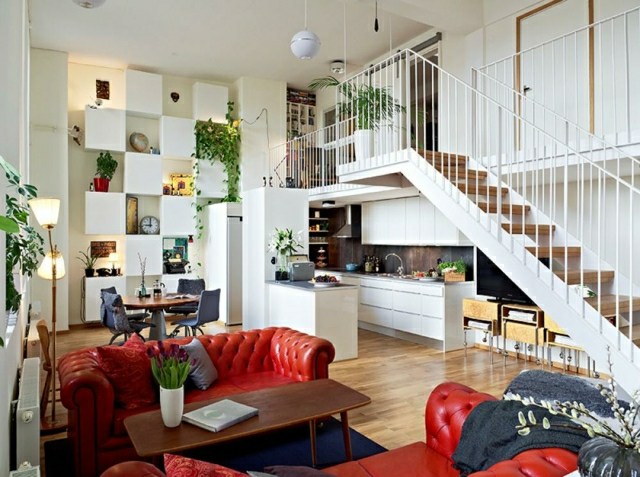 två våningar lägenhet kök vardagsrum röd soffa