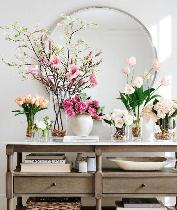 Ordna blommor och kvistar på ett sidobord för vårhumör