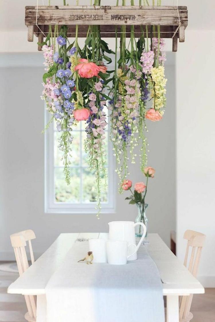 Kreativa och romantiska bordsdekorationer - hängande blommor över matbordet