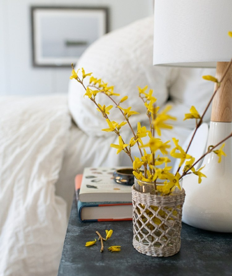 Subtil bukett gul forsythia för sovrummet på sängbordet