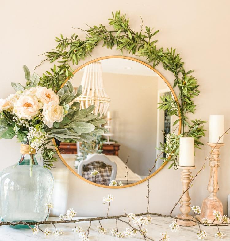 Spegeldesign med en grön krans och trädblommor