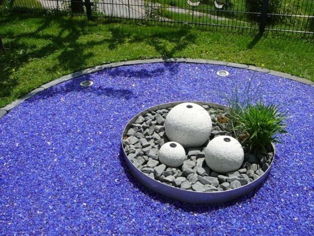 Trädgårdsdesign med glasstenar i blått