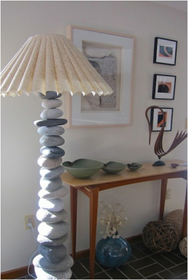 Golvlampa-med-dekorativa-stenar-som-en-stav